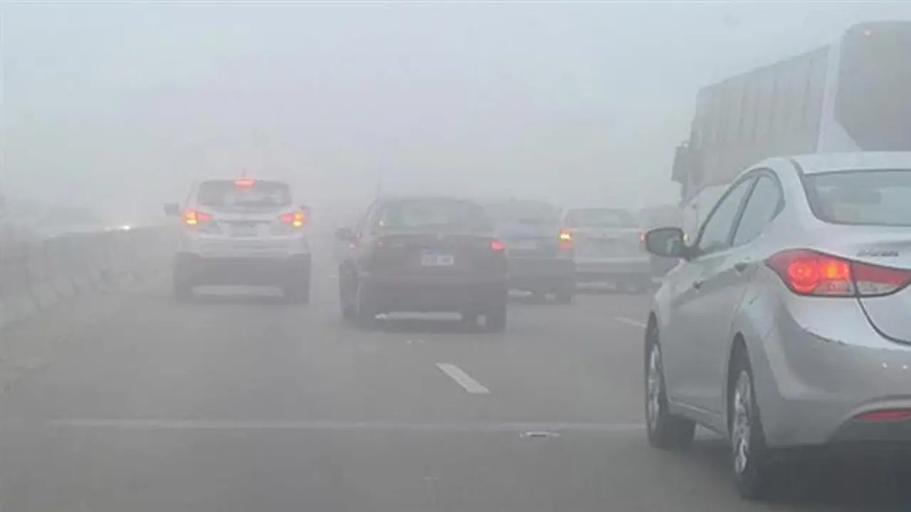 تحذير للسائقين.. ضباب كثيف يحجب الرؤية على الطرق السريعة وإرشادات لتجنب الحوادث المرورية